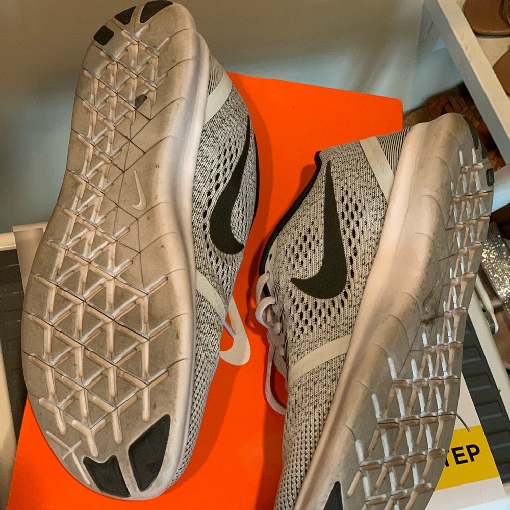 Nike Free Runs - Picture 4 of 5
